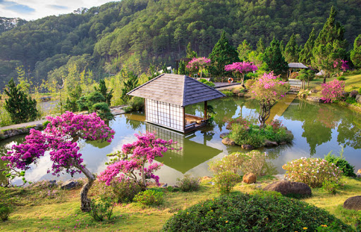 ĐÊM 1 + NGÀY 1: HỒ CHÍ MINH - ĐÀ LẠT - ĐÀ LẠT VIEW – CỔNG TRỜI – CẦU TÌNH YÊU - KHU DU LỊCH FAIRYTALE LAND - QUÊ GARDEN – VƯỜN BONSAI - HỒ CÁ KOI - VƯỜN HOA CẨM TÚ CẦU – CẦU VÀNG - CHÙA LINH PHƯỚC